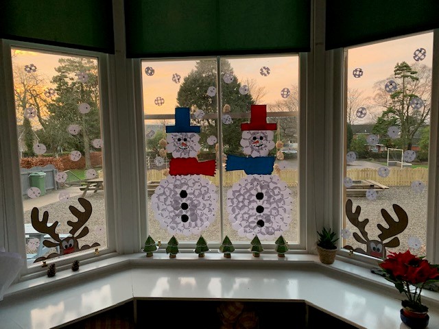 LomondSchool's tweet photo. Winter morning views from our Junior 1 classroom... a #throwback to a slightly nicer morning this time last week! 
❄️⛄️

#winter #helensburgh #sunrise #school #juniorschool #classroom #winterdisplay #christmasartwork #snowmen #snowman #lomond #lomondschoolfamily #Prospiciamus https://t.co/V1q2LECOhZ