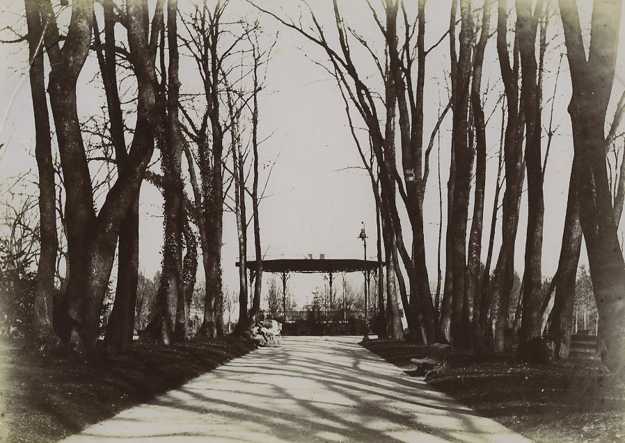 France Pyrenees Pau Parc Beaumont park Entrance1900  boop.la/M14870 #france #pyrenees #beaumontpark #oldphoto #photography