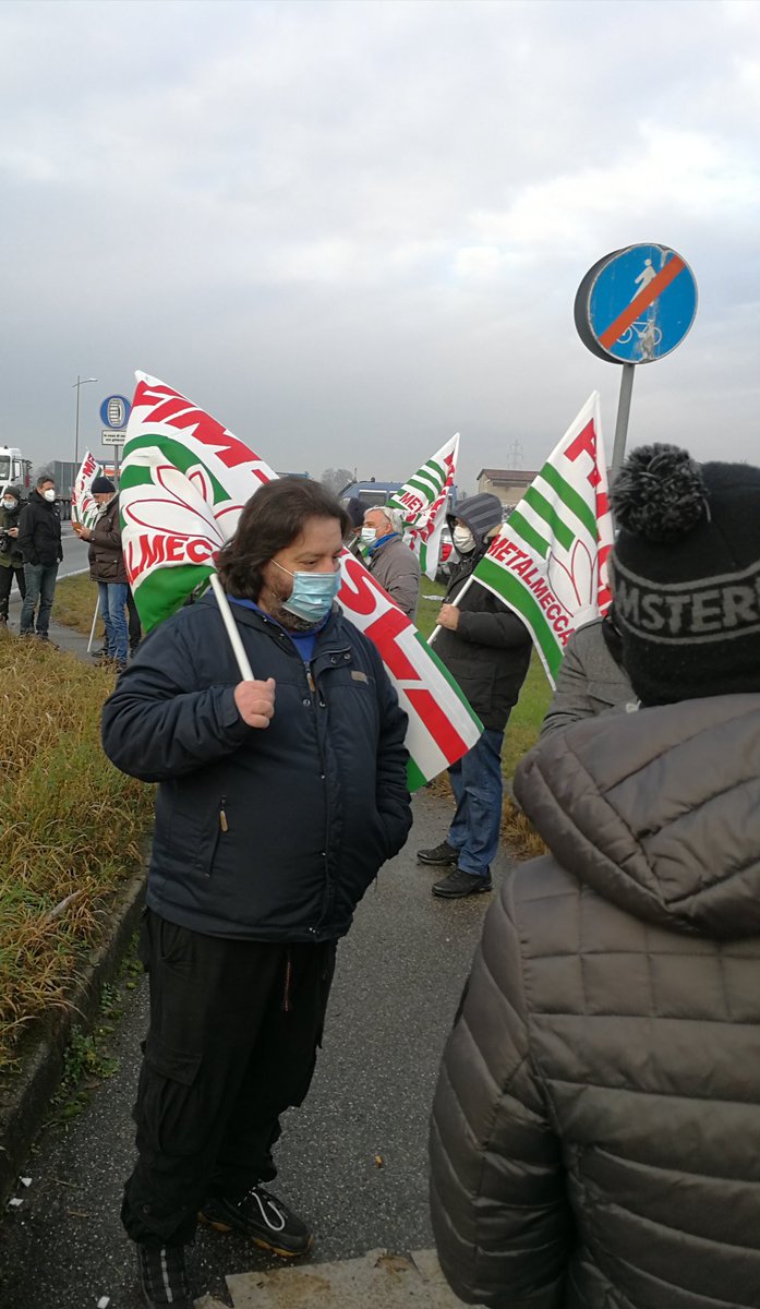 luigipiccolo_'s tweet photo. Sciopero #WitturGroup #Sematic di Osio Sotto (Bg). L’azienda vuole delocalizzare in Ungheria! #noncistiamo #nodelocalizzazione #lotta #sciopero
Sono 300 i dipendenti che rischiano di perdere il lavoro con questa scelta aziendale, #diciamoNO #nodelocalizzazione @FimCislBergamo https://t.co/4nEC1QwvIY
