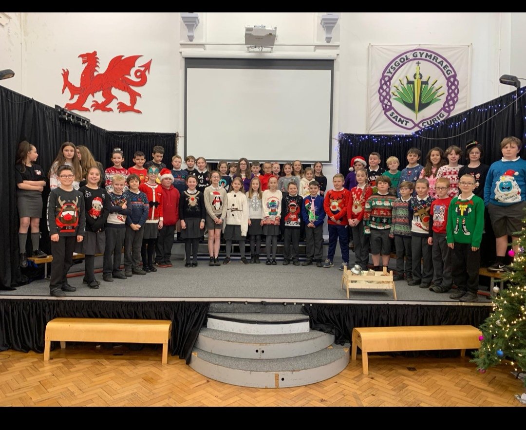 MrDTerfel's tweet image. Nadolig Llawen oddi wrth y plant i gyd ym mlwyddyn 6 🎄🎅. Mwynhewch ac edrychwn ymlaen at eich croesawu yn ôl i’r ysgol yn 2021 💜.
#TeuluCurig #Nadolig #6SS #6MP
