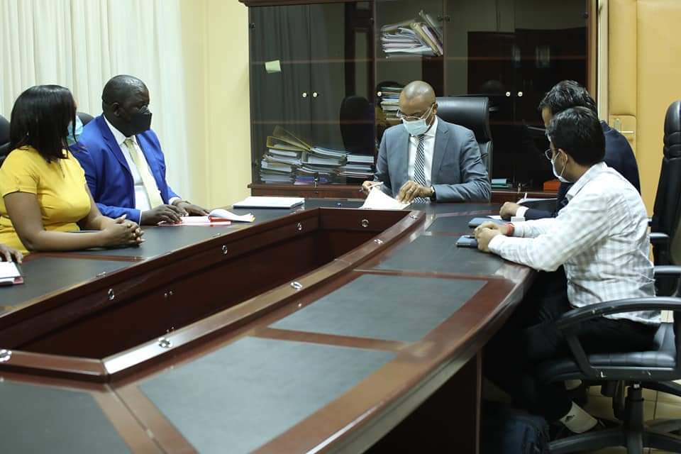 Le ministre de la santé <a href="/DrObiang/">Dr Guy Patrick Obiang Ndong</a> &amp; le DG de #La_Santé_Pharmaceutique (entreprise locale spécialisée dans la fabrication des médicaments) ont signé une convention afin que le médicament soit en permanence disponible dans l'ensemble des structures sanitaires du pays.
<a href="/PresidentABO/">Ali Bongo Ondimba</a>