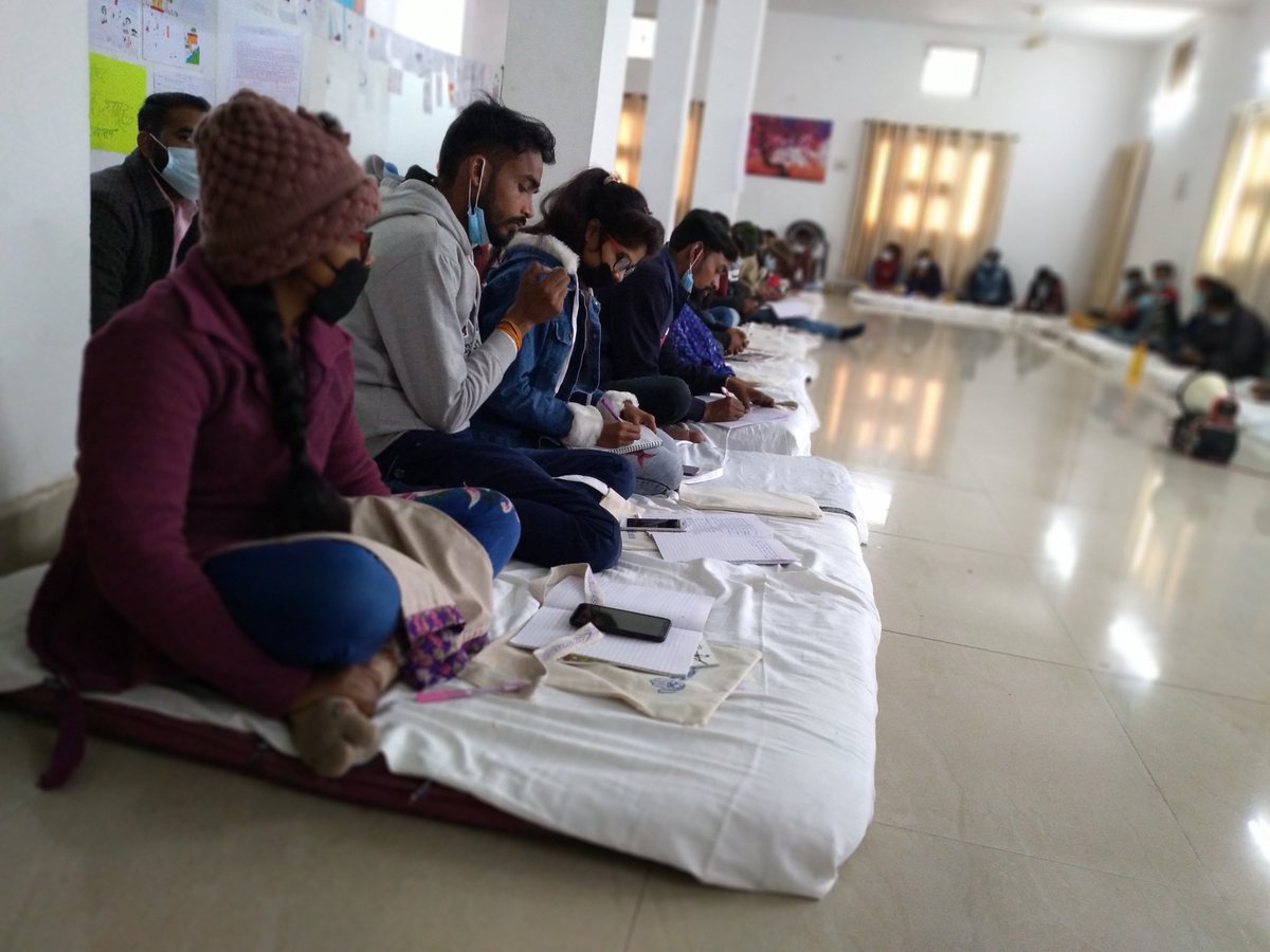 RamkumarVidyar1's tweet photo. दस्तक युवा समूह के 40 सदस्यो ने राज्य स्तरीय प्रशिक्षण सतना मप्र में गांव में किये विकास कार्यों एवम अपने अंदर आये बदलाव की बात को साझा किया । युवा साथी बच्चों, महिलाओं के हक में आगे आ रहे हैं। #myplanetmyright
#Vikassamwad #evolunteer https://t.co/XsyR4jsBrI