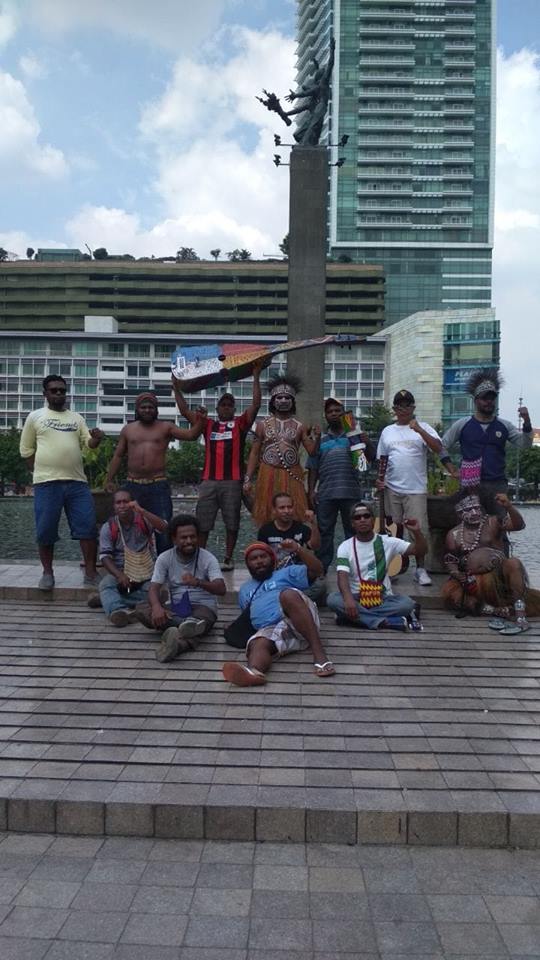 AzkhaAznan's tweet photo. #HAMPapua
#KorbanPHKIlegalFreeport 
@BillyMambrasar
@Tombutlersd @aidan_davy @RioTinto @Reuters @APEC_Dialogues
@icmm
Saudara sekaligus perwakilan  kami dari papua sudah 3 tahun menuntut ke adilan  menunggu janji dari @jokowi  presiden republik indonesai https://t.co/bbcDY0TY5R