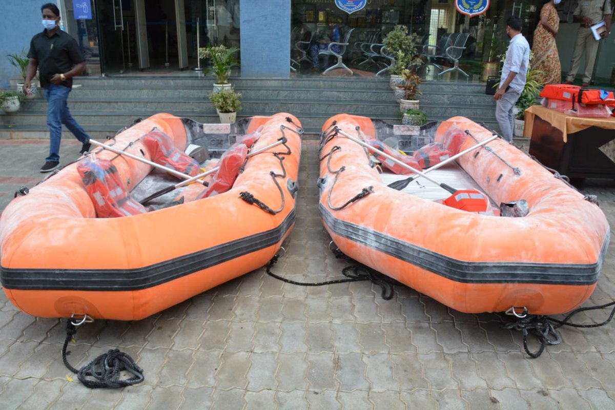 MalkajgiriCop's tweet photo. Today #TATAADVANCESYSTEMS has provided 50 #life_saving jackets and 2 flood #Rescue rubber boats to #RachakondaPolice to utilize the equipment for #floodrelief operations.
@TelanganaDGP @TelanganaCOPs @cyberabadpolice @hydcitypolice @TataCompanies @RKSC_Rachakonda @NDRFHQ https://t.co/b0RKkNBo8z
