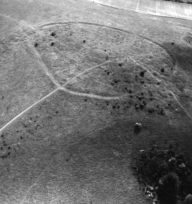 Durotrigesdig's tweet photo. A series of features have been noted on Wolstonbury #Sussex @TheSouthDownsNT @sdnpa, incl 4 barrows and 3 oval enclosures, the largest of which can be seen in this air photo looking SW in 1948 © #CUCAP @CamDigLib @theUL @Cambridge_Uni

https://t.co/zrpqurFqC1

#HillfortsWednesday https://t.co/zHbRiOvNoe