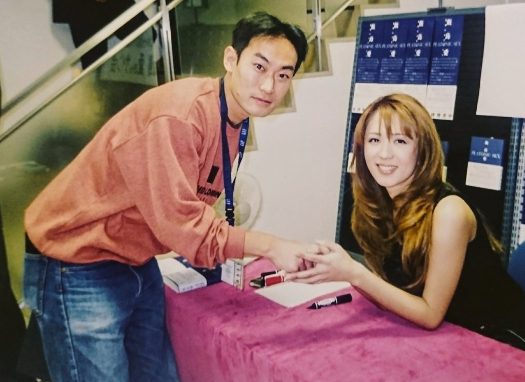 あと数時間で、僕が尊敬している 飯島愛さんの命日。 サイン会で写真OK