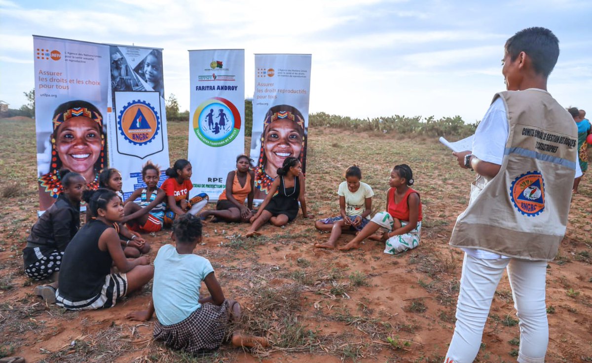 UNFPAMadagascar's tweet photo. Le #MPPSPF en partenariat avec @UNFPA @BngrcMada @ministeremjs @UNICEFMada entreprend une évaluation rapide multisectorielle afin de mieux répondre à la situation d’urgence alimentaire &amp; de renforcer la #prévention &amp; prise en charge des #VBG dans la Région Sud
#LeaveNoOneBehind https://t.co/hkpzv6to1G