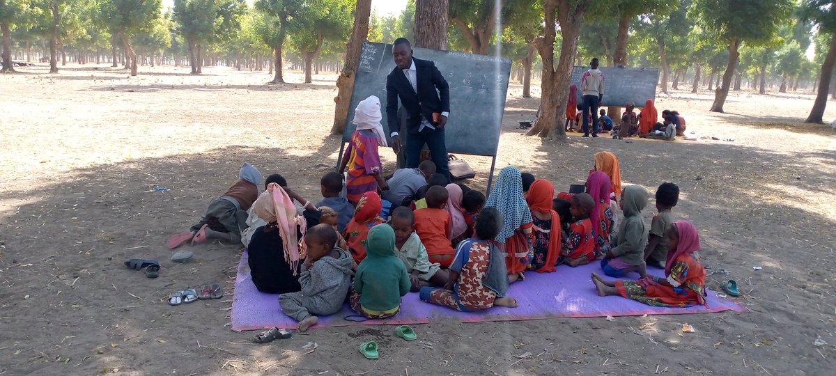 DjimhodoumS's tweet photo. #Tchad, une école à ciel ouvert pour des enfants nomades. Un étudiant en science de l'éducation Master 2, créé une école dans la forêt de Toukra. Je suis plus qu'emu par sa bravoure et par la détermination des enfants à apprendre. #Tchad #Adjib https://t.co/RPiEJXdXup