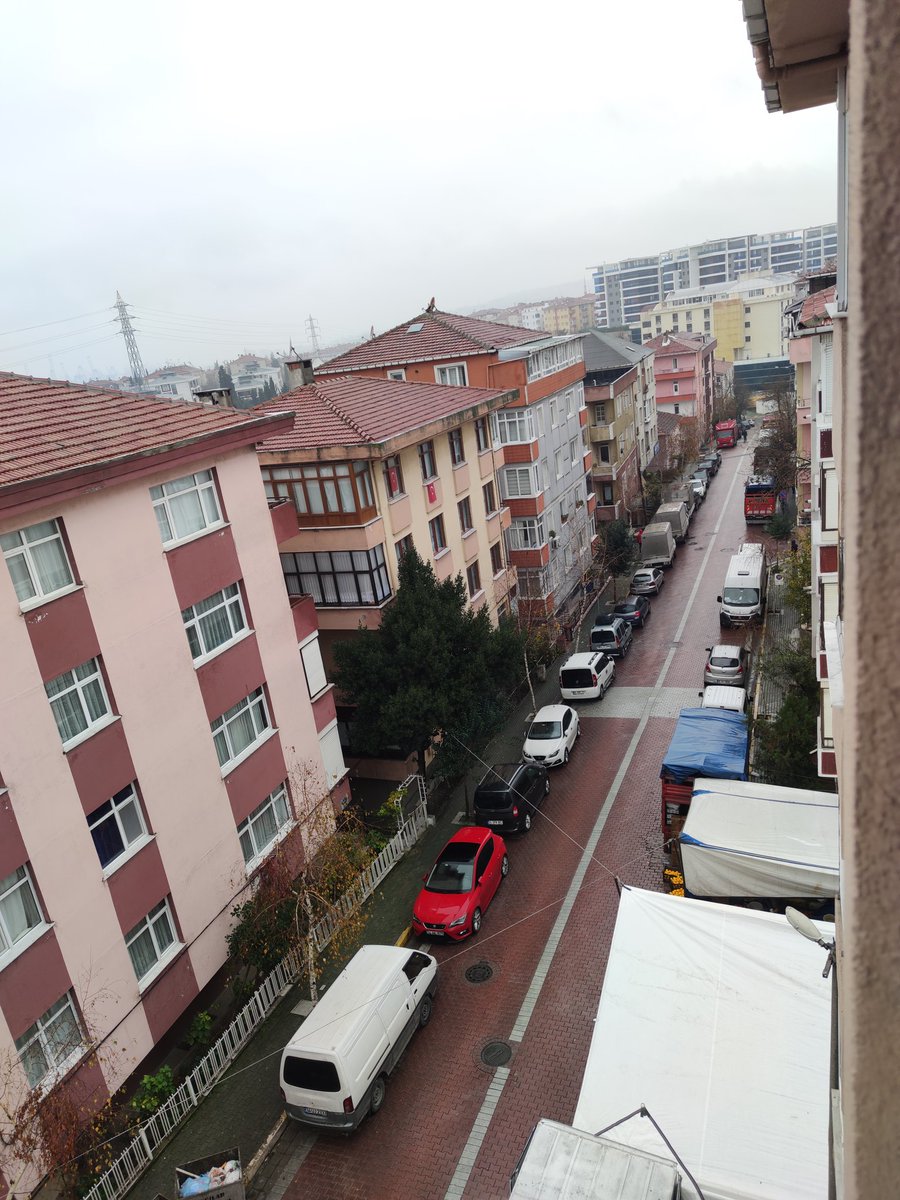 NR1MOS's tweet photo. @avcilarbel @TrafikEgm Avcılar nehir sokakta hafta içi kapımızın önünden (sağ taraftan) kendi arabamız çekilirken, Çarşamba günleri bu sokağın hiç bir değeri kalmıyor mu ? Neden hiç bir araç (pazarcı araçları) çekilmiyor bunada mı gücünüz yetmiyor @ibbBeyazmasa https://t.co/Jc3TtKS62N
