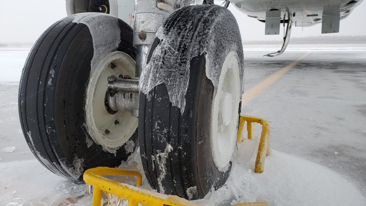 CSAIRGlobal's tweet photo. On snowy days, de-icing is a must before an airplane takes off. #csairStory #csairCamera https://t.co/gAT46CKs7v