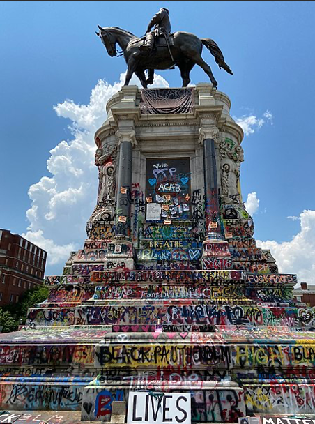 Focusing on the  #monument to Robert E. Lee in Richmond Virginia as a case study, we look at the reclamation of monuments in the context of the  #BLM movement and how the idea of “monumentality” can be disrupted through creative expression. (5/7)