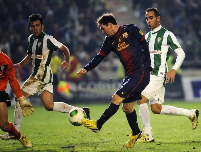 rafa_arandau's tweet photo. CÓRDOBA 0-2 BARCELONA. Ida de octavos de la 2012/2013. Tocó el gordo, el Barcelona de Vilanova. El Arcángel estaba a reventar. Salieron con todo, con Alves, Piqué, Alba, Xavi, Pedro, Villa o Messi, que marcó un doblete. Aunque el CCF de Berges asustó algo no pudo hacer nada. https://t.co/cCiiDQZLCZ
