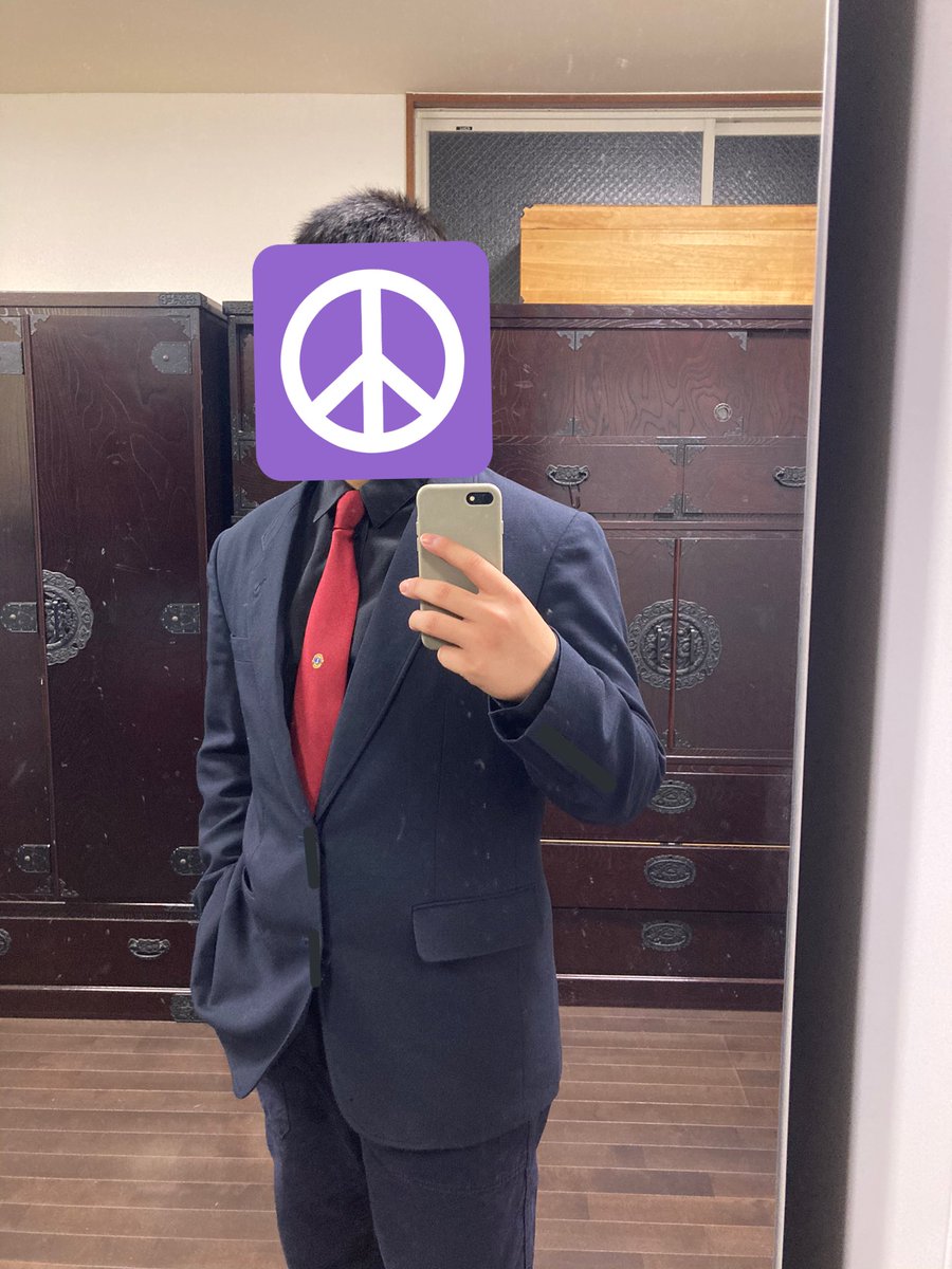 Nanashi No Twitter 黒シャツに赤ネクタイ合わせたらカッコイイんと違うか と思ってイキリながら着てみたんですがなんかホストの人みたいになっちゃった 校章が付いてる所は隠してるﾖ 先に痩せろデブ T Co Ngmp2eircs Twitter