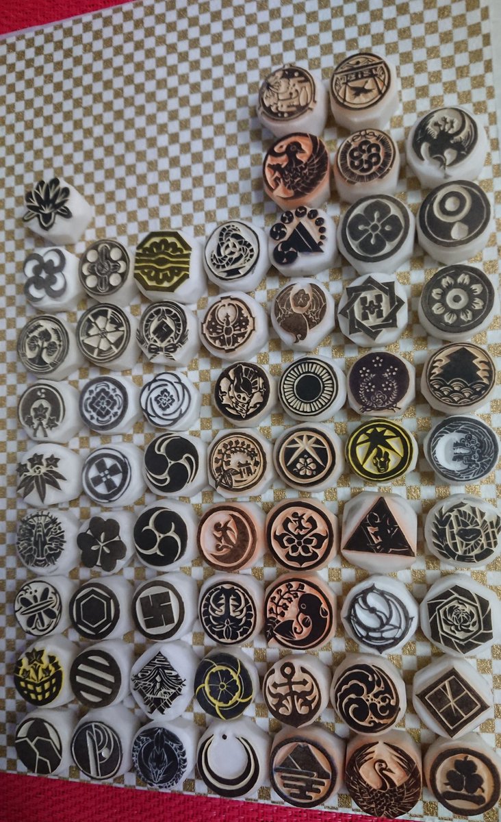 里 今年の4枚 消しゴムはんこ 今年はあまり作ってないんだけど 反応の多さではなく敢えて作った時の事を思い出して選ぶとこの辺かなー 刀剣乱舞 刀紋 舞台刀剣乱舞 維伝 朧の志士たち 陸奥守吉行 蒼木陣 十二国記 阿選 ツイステッド