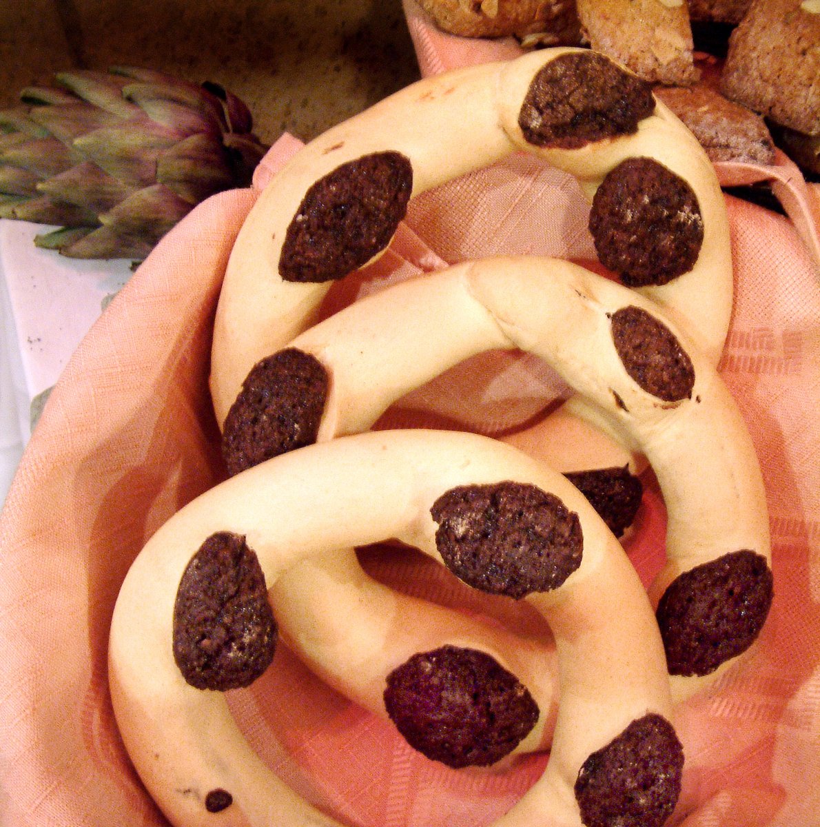 Qagħaq tal-għasel, or treacle rings, are sweet treacle rings that are most popular during the holiday season, even though they're still sold in shops all year round.