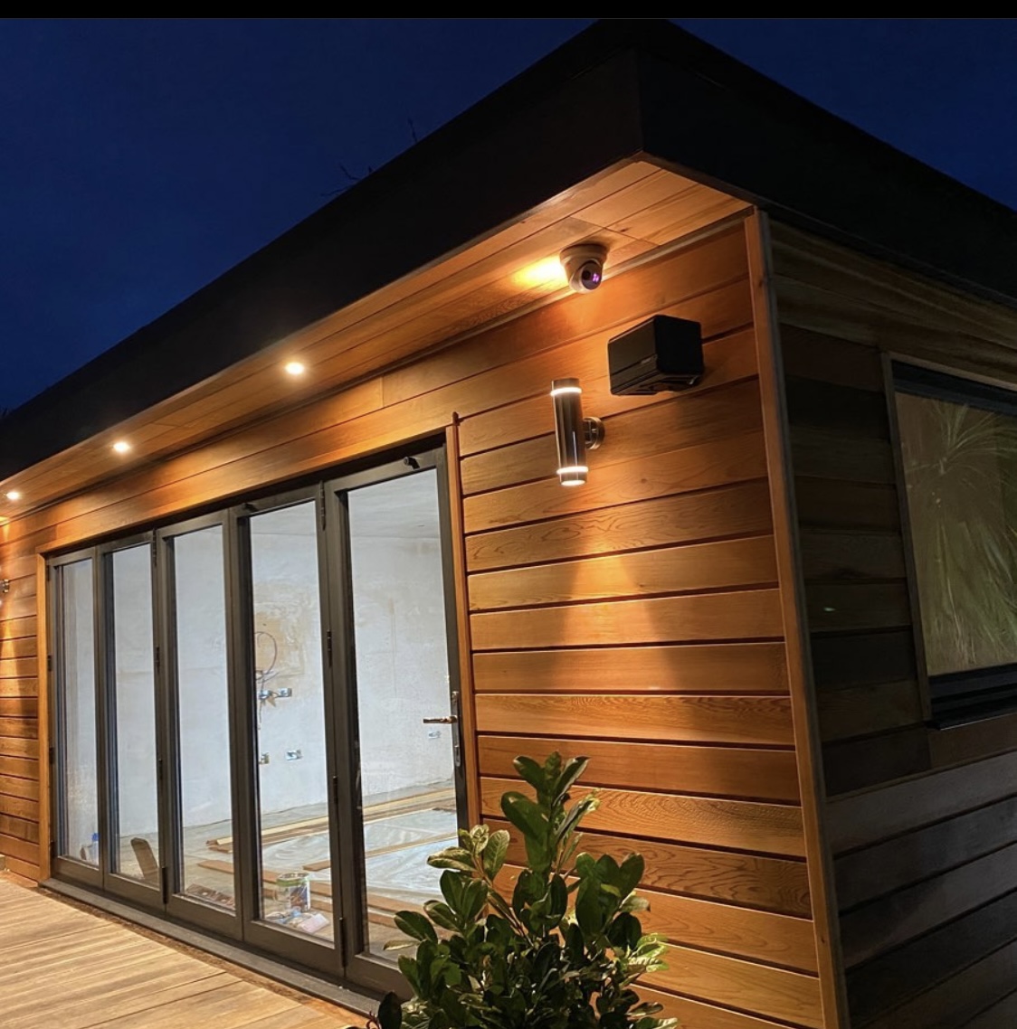 southgatetimber's tweet image. @thecedarhq a 20x14 Ft Garden Room, constructed using Western Red Cedar 18 x 144mm Channel Groove ST10 supplied by @southgatetimber. For more info on this product and to order online bit.ly/3r3g5qk
#gardenoffice #gardenroom #cedarcladding #westernredcedar #timberbuilding