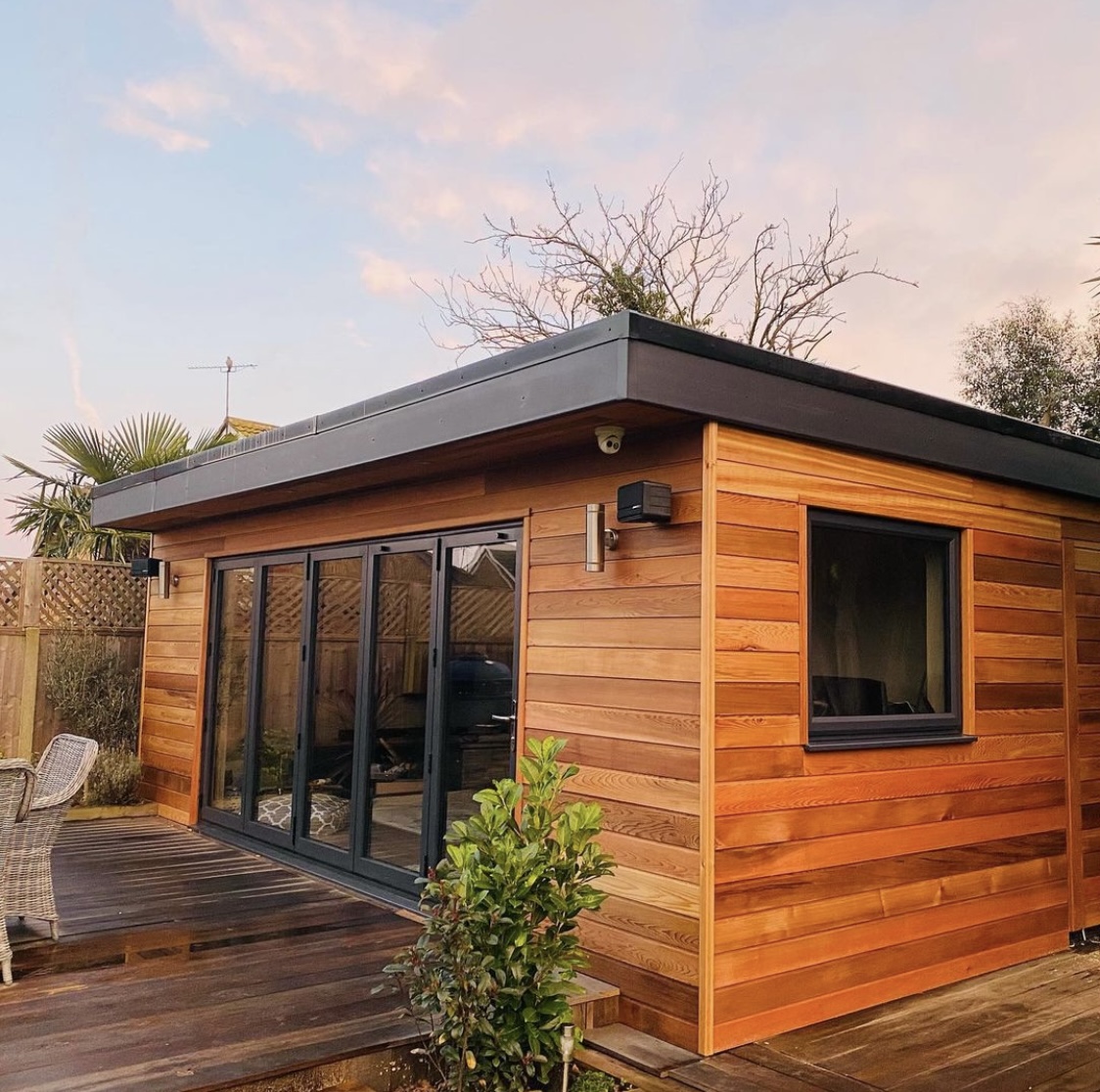southgatetimber's tweet image. @thecedarhq a 20x14 Ft Garden Room, constructed using Western Red Cedar 18 x 144mm Channel Groove ST10 supplied by @southgatetimber. For more info on this product and to order online bit.ly/3r3g5qk
#gardenoffice #gardenroom #cedarcladding #westernredcedar #timberbuilding