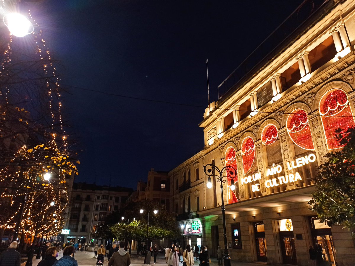 #Gijón #Asturias en  Navidad es 😍 y sí qué ganas de volver al teatro y llenar conciertos y tener eventazos, verdad? #weddingplanning