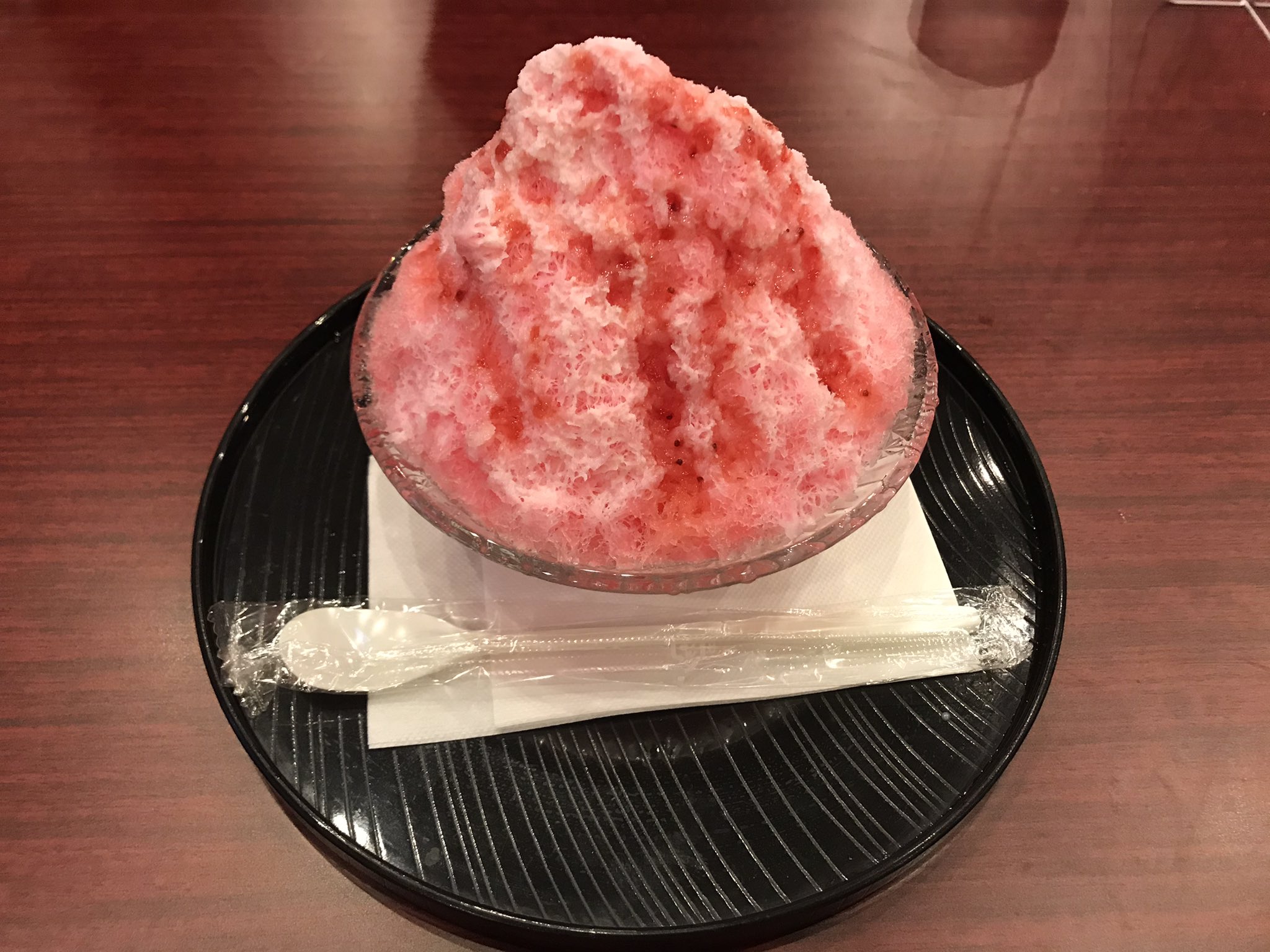 Tabibito 函館 食後のデザートは ふぅわふぅわかき氷 イチゴ を注文 新感覚のかき氷 で 口溶けが良く 頭がキーンと痛くなりません 上には果肉の入ったイチゴソースがかかっていて ちゃんと苺の味がする美味しいかき氷でした かき氷 函館 湯