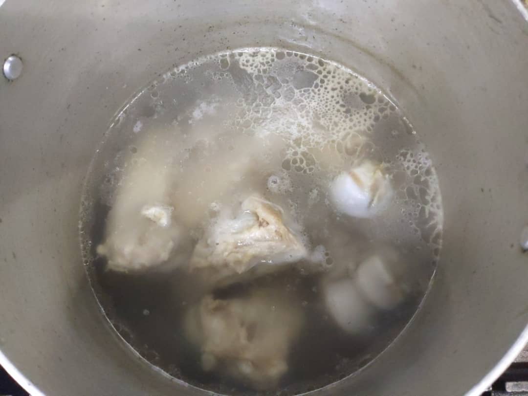 obu_imura's tweet photo. ラーメン開発！

げんこつを使ったスープ

⇩ネット予約はこちら⇩
https://t.co/ZBReV44bpX

#Imura
#大府居酒屋
#泊まれる居酒屋
#泊まれる居酒屋Imura
#豚骨スープ
#とんこつラーメン
#とんこつ
#豚骨 https://t.co/faW39RJCJA