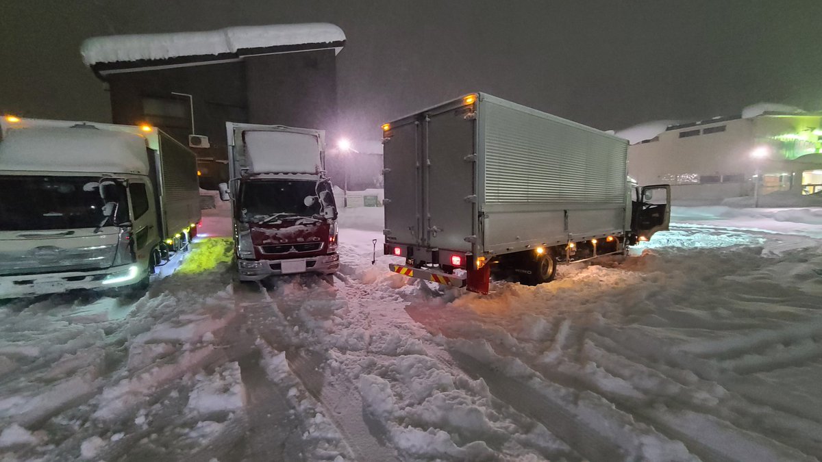 停車して約11時間経ちました 新潟で大雪 立ち往生する車が続出 巻き添えで一晩中渋滞に閉じ込められた人たちの実況まとめ Togetter