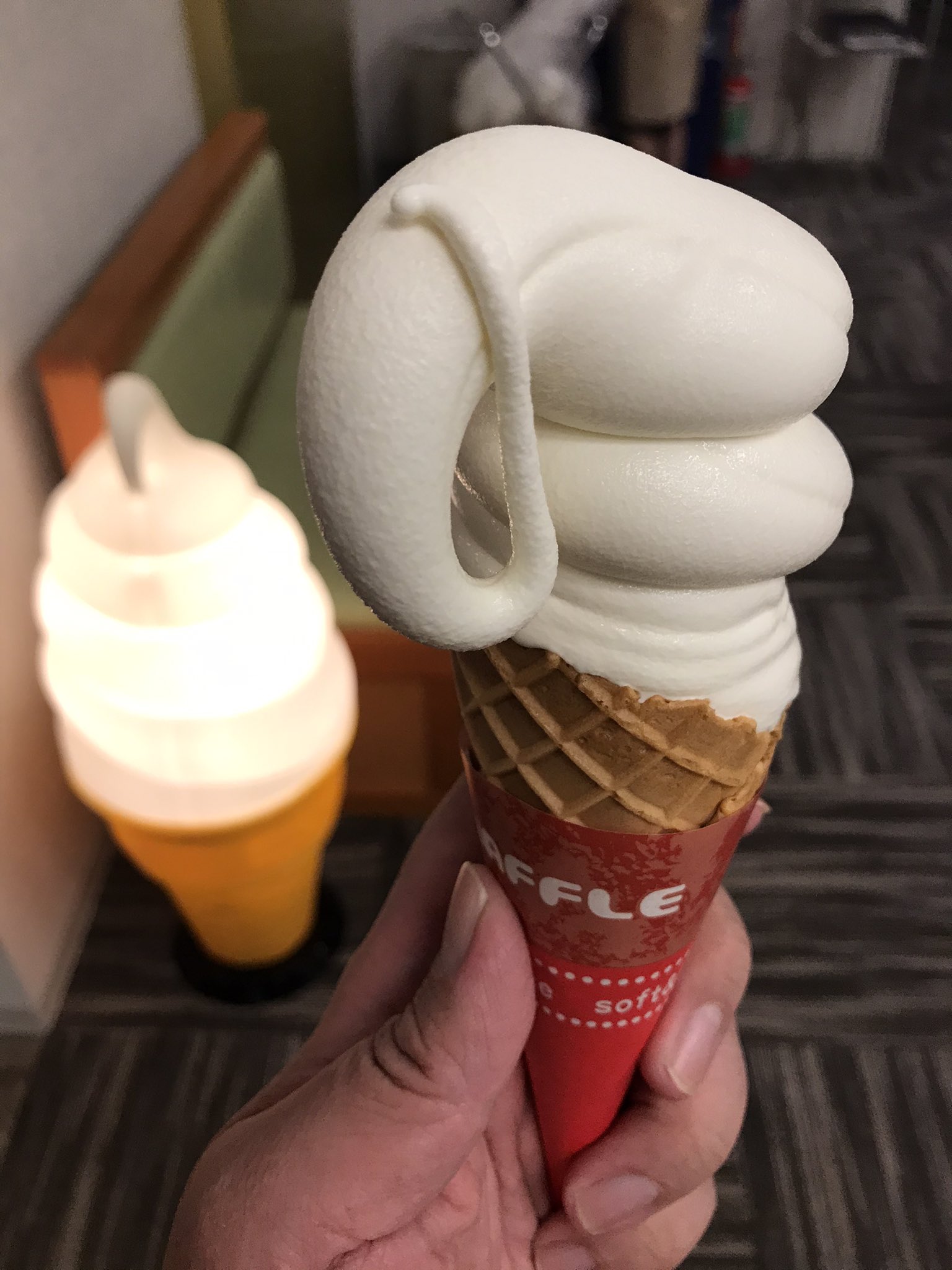 ট ইট র Tabibito 函館 かき氷の後のデザートに 濃厚ソフトクリームを注文 名前の通り牛乳を感じる濃厚なソフトでトラピストのソフトに似ている味かな こちらもめちゃくちゃ美味しかったです リニューアルしてから食事が良くなったせいなのか お客さんが
