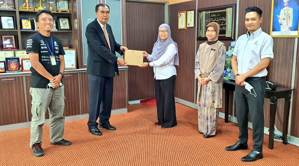 Tn Pengarah Ir.<a href="/yusufghani200/">تذكرة</a> menerima Kunjungan Mesra <a href="/Petronas/">PETRONAS</a> Dagangan Berhad diketuai Pn Hayati Harun bersama rombongan ke JKR Trg bg mendapatkan nasihat teknikal dlm perlaksanaan projek yg dirancang.
<a href="/JKRMalaysia/">JKR Malaysia</a> <a href="/IrZulkefly/">Mohd Zulkefly S</a> <a href="/jasmi99203168/">jasmi</a> <a href="/Nuzulnisa/">Nuzulnisa Barudin</a> <a href="/fbjjkr/">Fauzi Junus</a> <a href="/ElizaSufinahJKR/">ElizaSufinah</a>