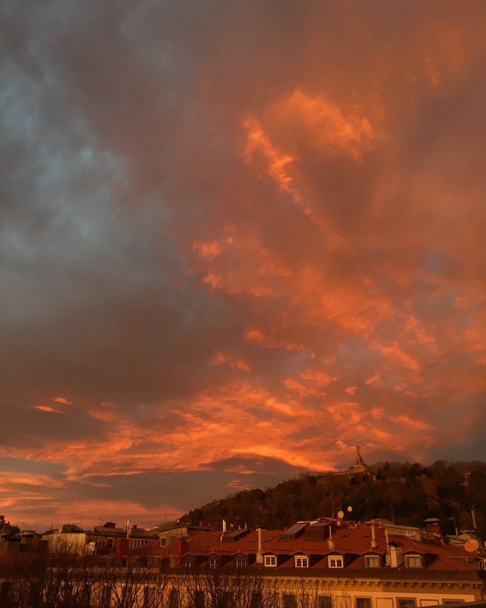 SSirimiri's tweet photo. ESPECTACULAR #Amanecer hoy en #Donostia #SanSebastian 

¡Qué luz! ¡Qué color! ¡Qué maravilla! 😍

#SSirimiri #EsenciaDeSanSebastián #DonostiakoEsentzia #Sunrise #BeautifulDestinations #BuenosDías #EgunOn https://t.co/LKqb1xIZnr