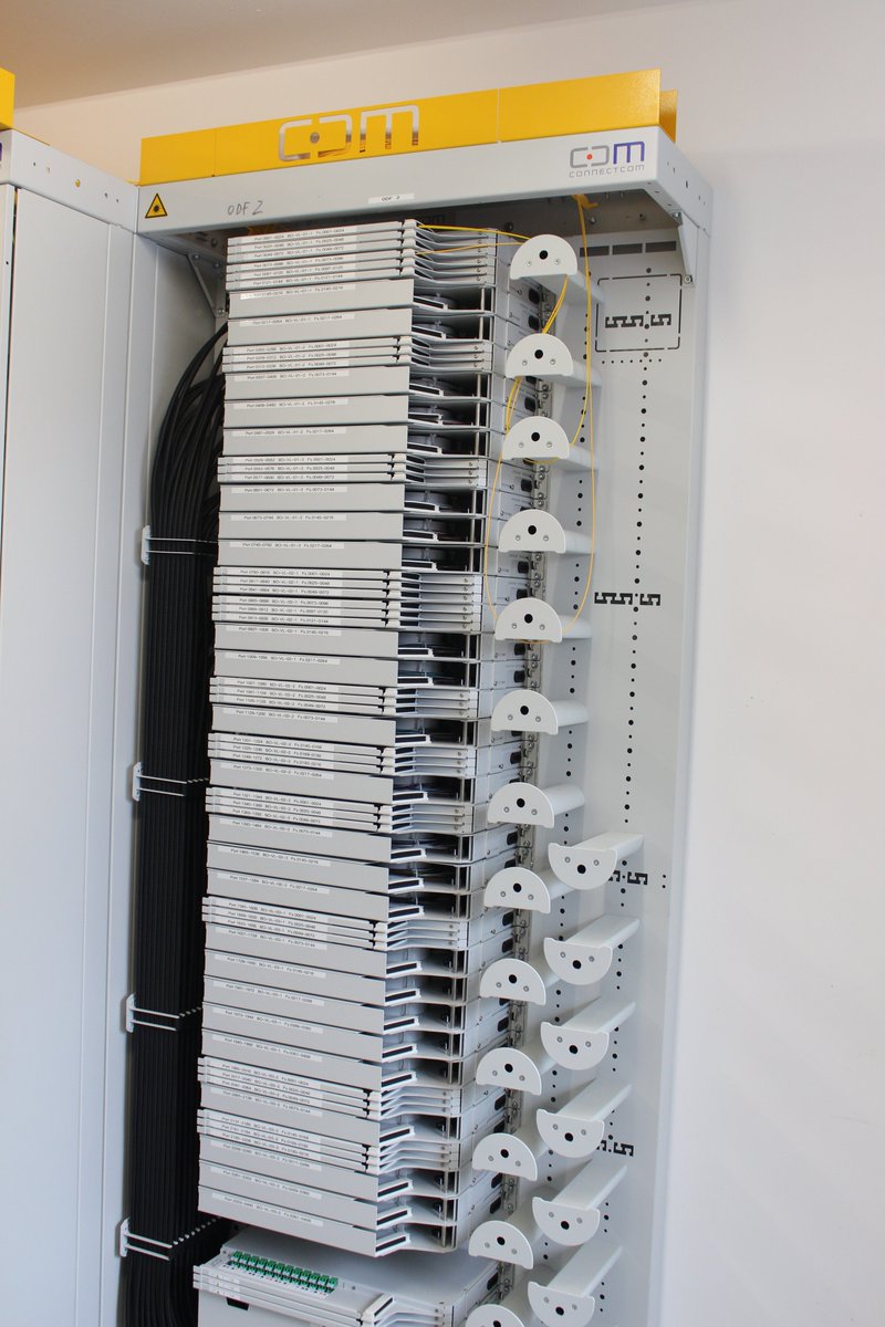 ZollernalbData's tweet photo. Hier ein Einblick in die #Technik. Links sieht man die ankommenden #Glasfaserleitungen welche dann über die Rechte Seite entsprechend verschalten werden. https://t.co/s4ARrxrSE4