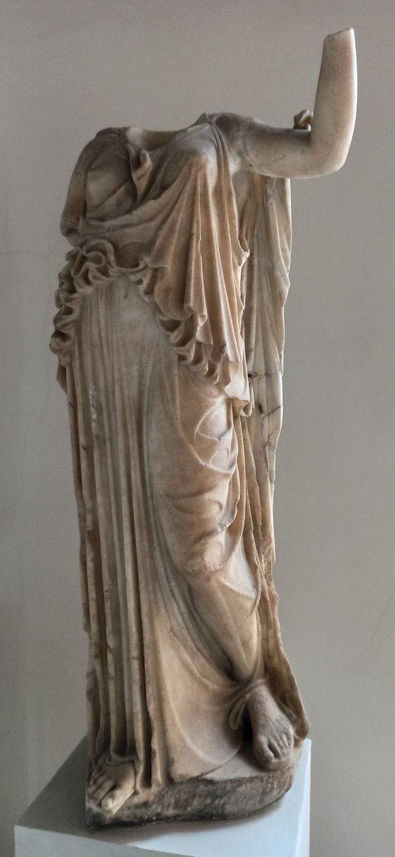 MuseoArcheoVene's tweet image. #DIFFICULTWORDS
What does contribute to the harmony of the human figure in sculpture? It’s PONDUS, the ponderation, which is the balance of the weight in the different parts of the body.