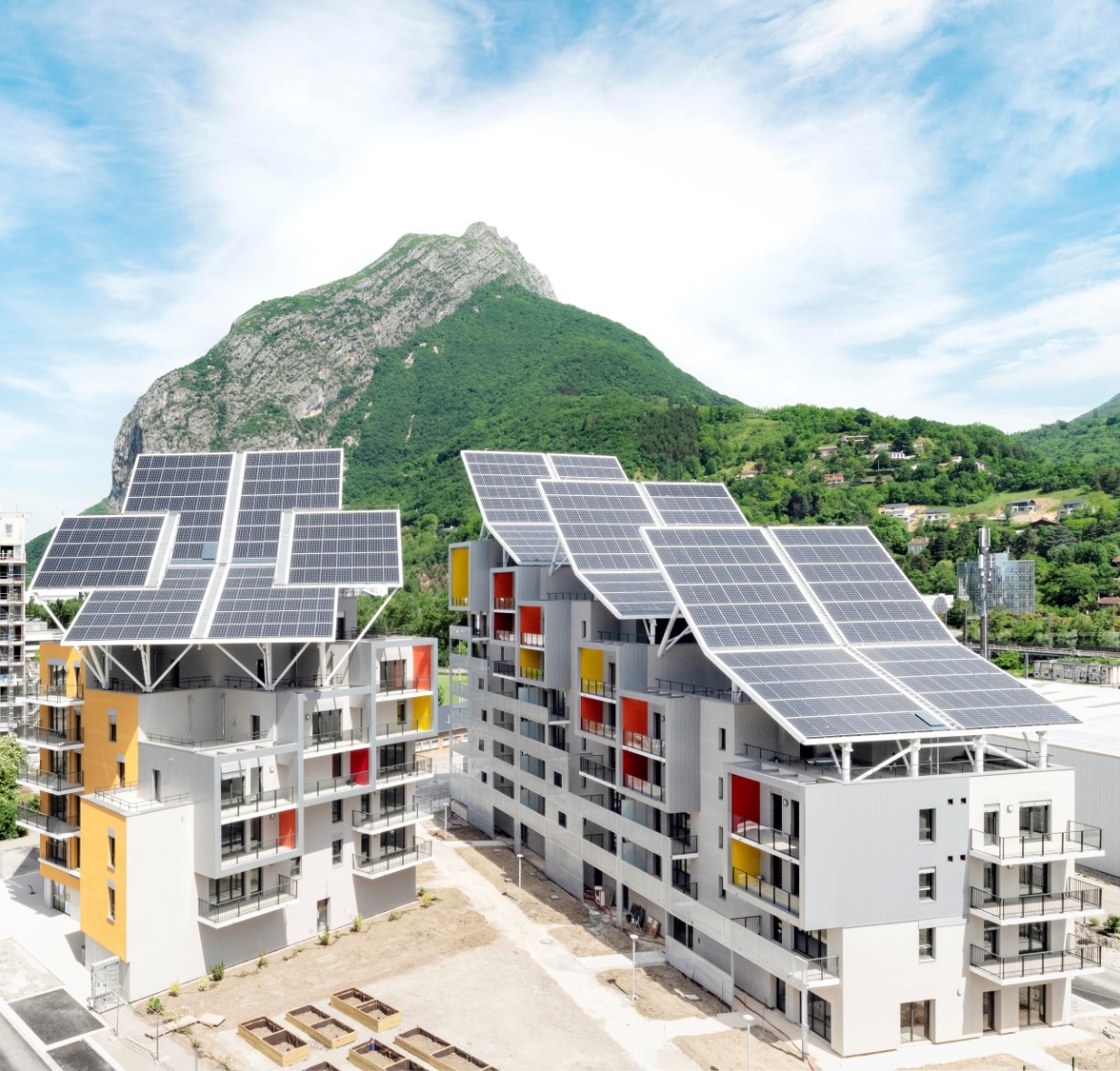 FBonnifet's tweet photo. .@GroupeBouygues présente une nouvelle étape de sa stratégie #climat basée sur des leviers d'actions ambitieux, concrets et mesurables. 
138 000 collaborateurs engagés et conscients des enjeux.
#AccordDeParis #climatechange #biodiversité 
https://t.co/8xvaa6UaqT https://t.co/NmsttWiSJA