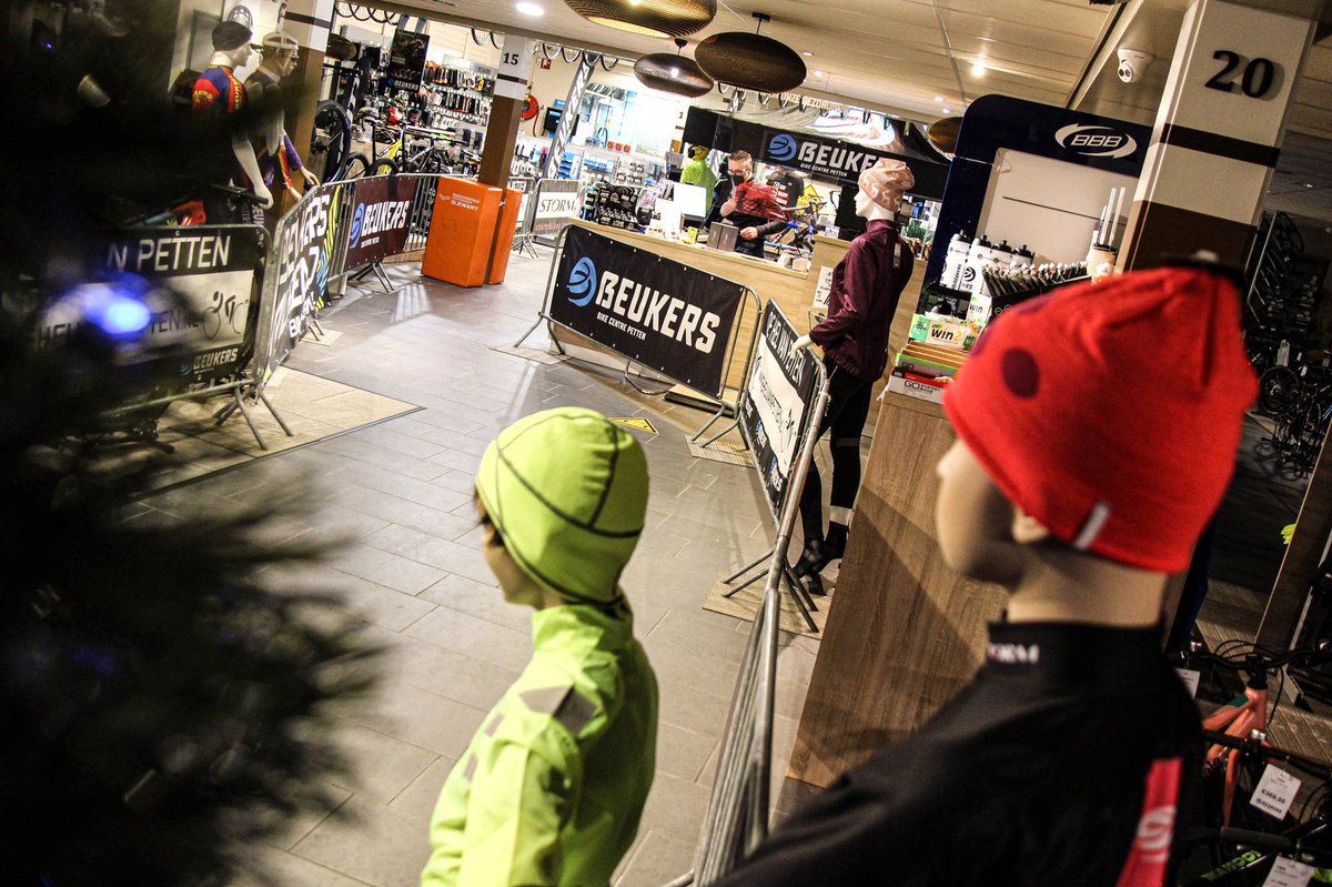 BeukersPetten's tweet photo. Afhalen en brengen: Hoe werkt dat? 🤔😃

Heel simpel; We hebben de winkel omgebouwd tot een echte finishstraat. Inclusief ‘publiek’, dranghekken en stootkussens! Roy legt het uit in een video op onze website: https://t.co/nZYrtgDgEg https://t.co/H8HR7baal9