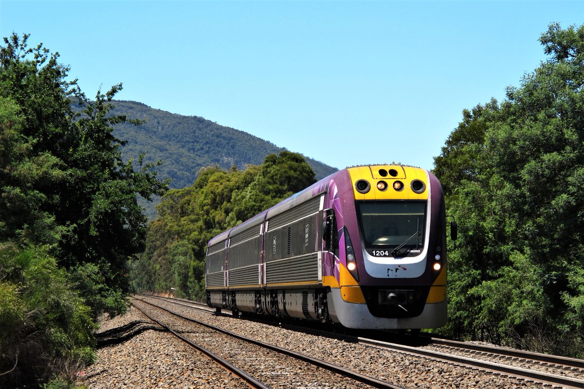 LRailwayPhotos's tweet image. A #VLocity #dieselmultipleunit #train approaching #Woodend Station, #Victoria, from the southeast in the early afternoon of Wednesday 26 December 2018.
#railwayphotography #railways #trains