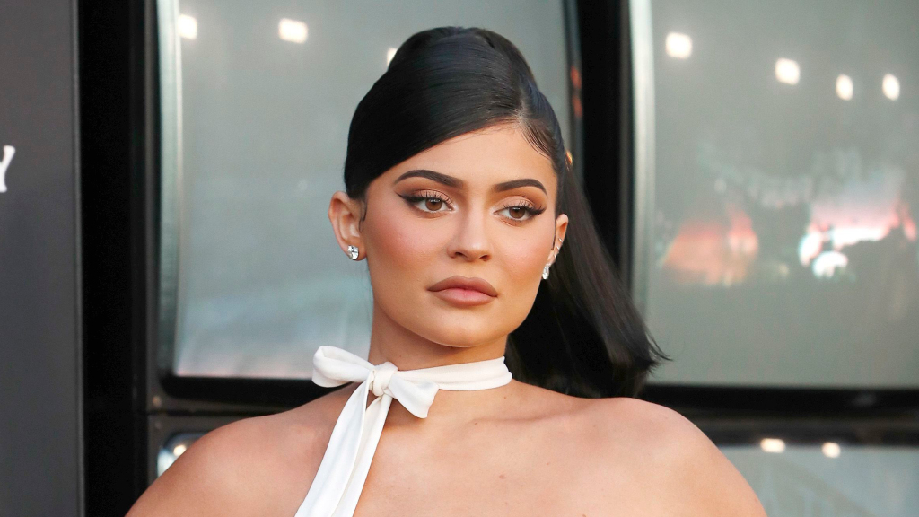 Kylie Jenner ติดอันดับ #1 คนดังที่มีรายได้สูงสุดในปี 2020 มากถึง $590 ล้าน หรือเกือบ 1.8 หมื่นล้านบาท จัดอันดับโดย Forbes