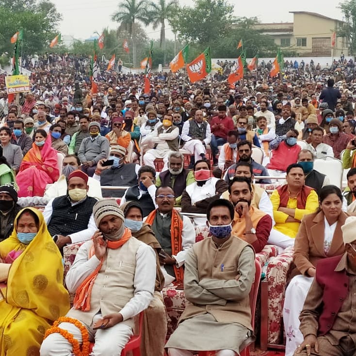 ChouhanShivraj's tweet photo. नये #FarmLaws में किसान को मंडी के अलावा बाहर भी अपनी उपज बेचने का विकल्प मिल रहा है। 

प्रतिस्पर्धा से किसान को बेहतर कीमत मिलेगी, तो कांग्रेस के पेट में क्यों दर्द हो रहा है!

रीवा में आयोजित #KIsaanSammelan में उपस्थित किसान बंधुओं से विचार साझा किया।
https://t.co/RmRSUT85cY https://t.co/CM95UuIOeQ
