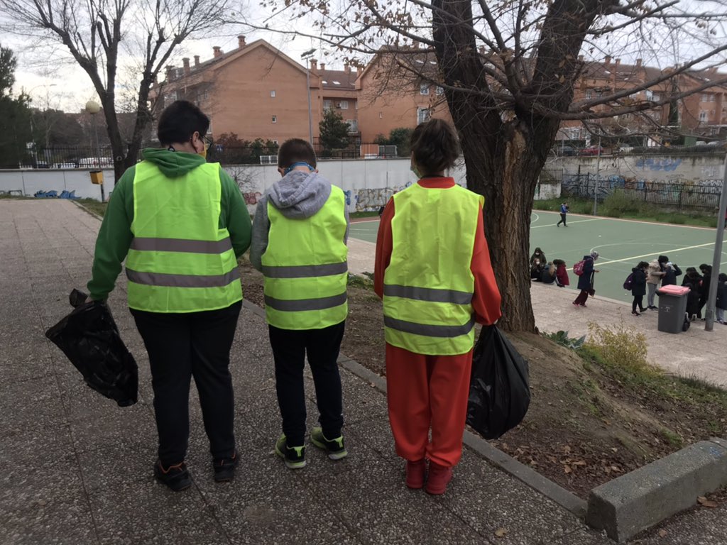 Nuestra patrulla verde asesorando sobre la #recogida de #residuos en el recreo,bravo por los alumnos de 1 ESO💪