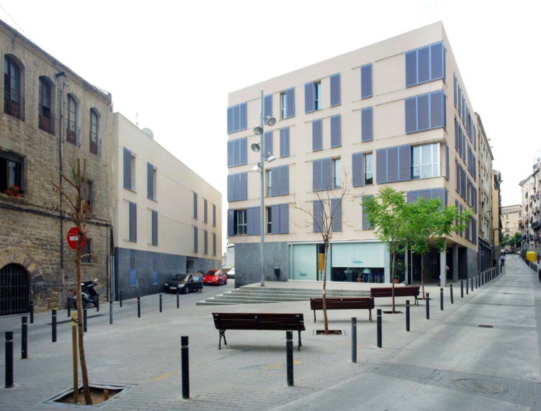 COACatalunya's tweet photo. La 1a operació: uns habitatges d’@EnricMassipB, Joan Sabaté i Horacio Espeche. Dos edificis i una plaça dialoguen amb la façana històrica. Les façanes posteriors recuperen galeries tradicionals i les de davant s’obren al nou espai públic. https://t.co/ITnsCLaXyo 
📷 José Hevia https://t.co/2NFnUeW0D0