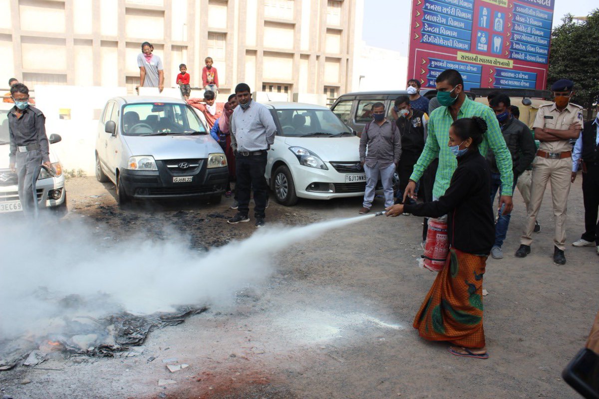 RacMorbi's tweet photo. આગની આકસ્મિક ઘટનાઓથી તાત્કાલિક બચાવ કાર્ય હાથ ધરી શકાય અને ઓછામાં ઓછુ નુકશાન થાય તેનાં ભાગરૂપે મોરબી જિલ્લા કલેક્ટર કચેરી તેમજ ડીઝાસ્ટર મેનેજમેન્ટ સેલનાં સંયુક્ત ઉપક્રમે ક્રિષ્ના હોસ્પિટલ મોરબી ખાતે મોકડ્રીલ યોજવામાં આવી. https://t.co/EPiY4qxKCB
