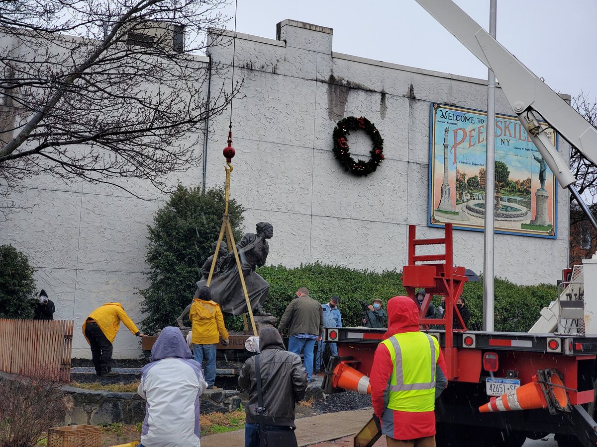 DRMMD2015's tweet photo. I am excited... PEEKSKILL pride is evident.   This phenomenal statue of Harriet Tubman is on loan to the  city.  Journey to Freedom.   #WEDONEDYING #BLACKMOSES congratulations PEEKSKILL BID @HeraldPeekskill @CityOfPeekskill @PeekskillBID https://t.co/K4F16XImCp