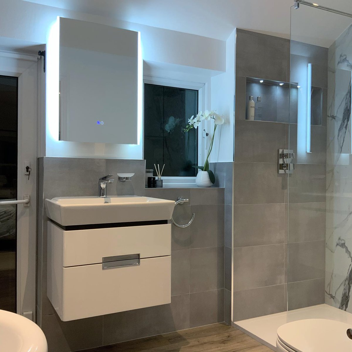 AcaeliaKB's tweet photo. Following on from the previously featured Family #Bathroom, we have the completed #Ensuite🛁Once again displaying a range of @KohlerUK ‘s premium sanitaryware and brassware🤍 Visit our #Macclesfield #showroom to see how we can help with your next project.

#Cheshire #CheshireLife https://t.co/jQqdh6LlzB