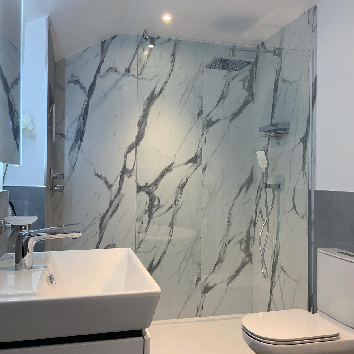 AcaeliaKB's tweet photo. Following on from the previously featured Family #Bathroom, we have the completed #Ensuite🛁Once again displaying a range of @KohlerUK ‘s premium sanitaryware and brassware🤍 Visit our #Macclesfield #showroom to see how we can help with your next project.

#Cheshire #CheshireLife https://t.co/jQqdh6LlzB