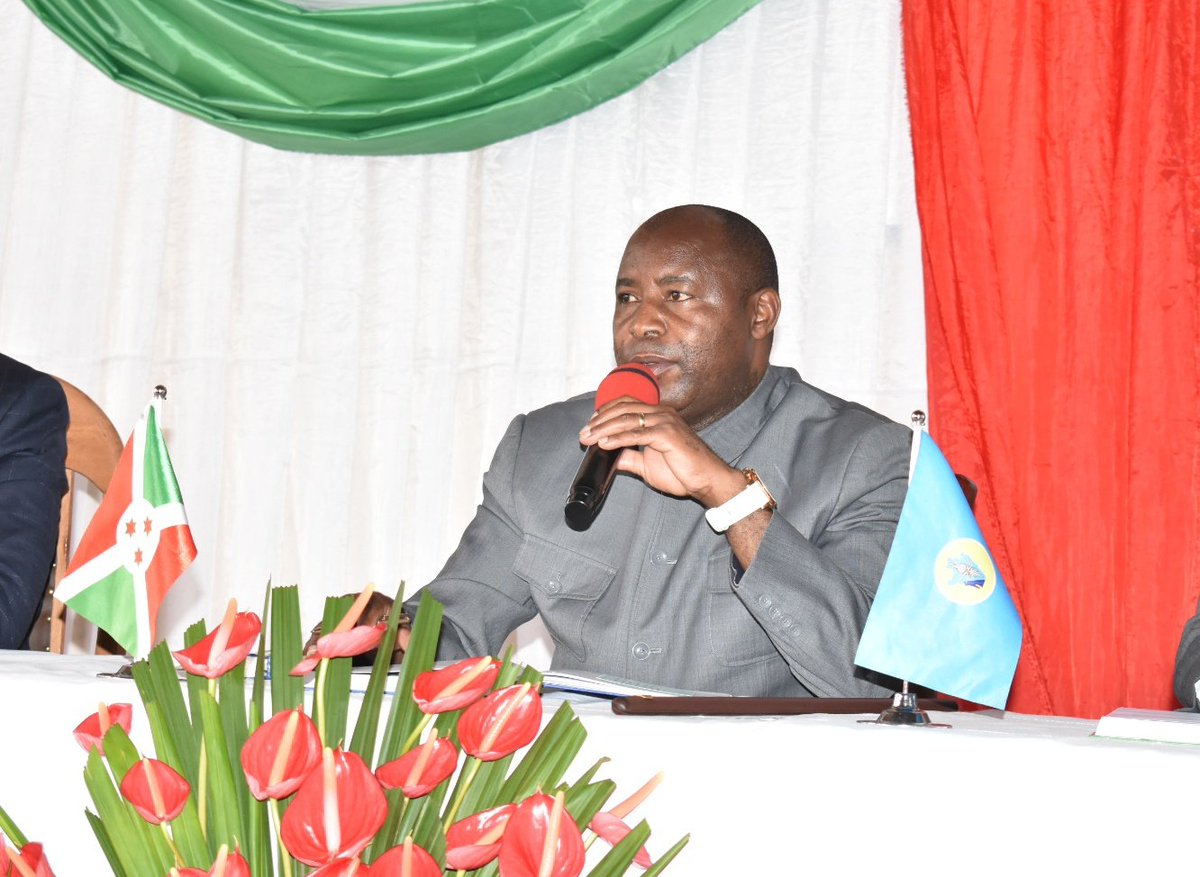 RTNBurundi's tweet photo. #Burundi Le Chef de l'État @GeneralNeva préside la réunion d'évaluation sécuritaire qui se tient à Gihanga @BubanzaProvince. Ont pris part dans cette réunion les hauts gradés du corps de défense et de sécurité , les membres du corps de la justice et les Gouverneurs de province. https://t.co/BbXUCseyqy