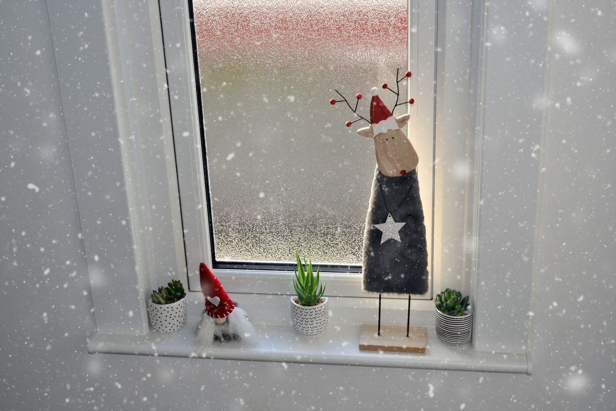 ClimatecWinLtd's tweet photo. Love a little snowy effect at Xmas Time. And doesn't it look good against the Contora obscured glass in this Rio window. #festivewindows #windowmanufacturer #essexwindows @pilkingtonglass Pilkington Glass for Architects REHAU UK @REHAUWindows https://t.co/s1BnZxhrOj