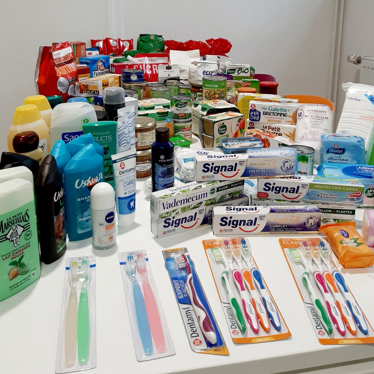 Inolya's tweet photo. {Solidarité} Du 30/11 au 04/12, nous organisions une collecte alimentaire auprès de nos collaborateurs.
Parce que chez #Inolya, nous partageons tous des valeurs de #solidarité et d'entraide, 70 kg de denrées ont été remis hier aux @BanquesAlim de #Normandie.
#responsabilité #hlm https://t.co/FEW8GCo5DD