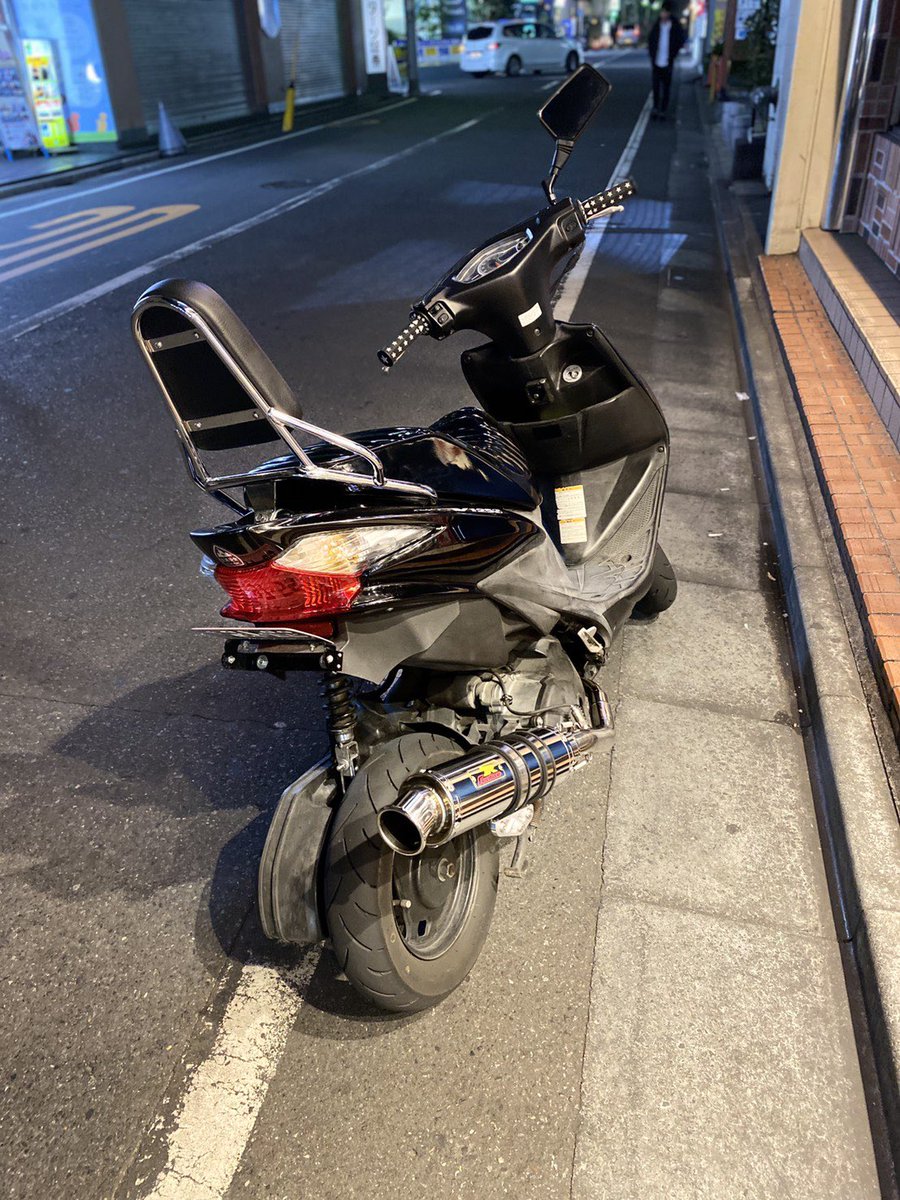 Xtv9Ue's tweet photo. アドレスV125s売ります
走行距離2.5万くらいです。
不具合全くありません。
電球類全て新品、オイル交換済み、その他細かいところまで整備しております。
改造点は見ての通りになります。
かなり速い方かと思われます。
気になること、詳しくはDMへお願いします。
#ワンツー売ります #シグナス売ります https://t.co/crY9eF9oR4