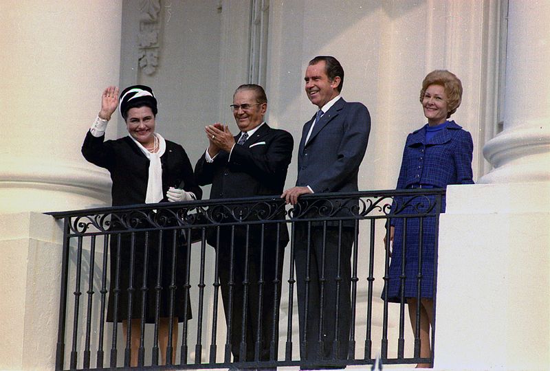 Exercici_Tito's tweet photo. [1971] Molt agraït per la meva recepció a la Casa Blanca per part de @Ex_RichardNixon i la seva dona Pat Nixon, sempre recolzaré l'entesa cordial entre nosaltres sempre que els Estats Units no utilitzin la seva influència per a pressionar-nos.

#PollntMATI https://t.co/k1eBapiqRd