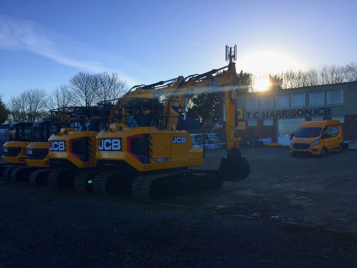 ApplebridgeCL's tweet photo. Christmas has come early at @ApplebridgeC thanks to @TCHarrisonJCB๐
๐
We would like to introduce 5 new JCB 140X Tracked Excavators PLUS two new JCB 85Z-2 Mini Diggers to the team!
They are a fantastic addition to our fleet!
#jcb #jcbfamily #excavators #minidiggers https://t.co/NKywUIyHnO