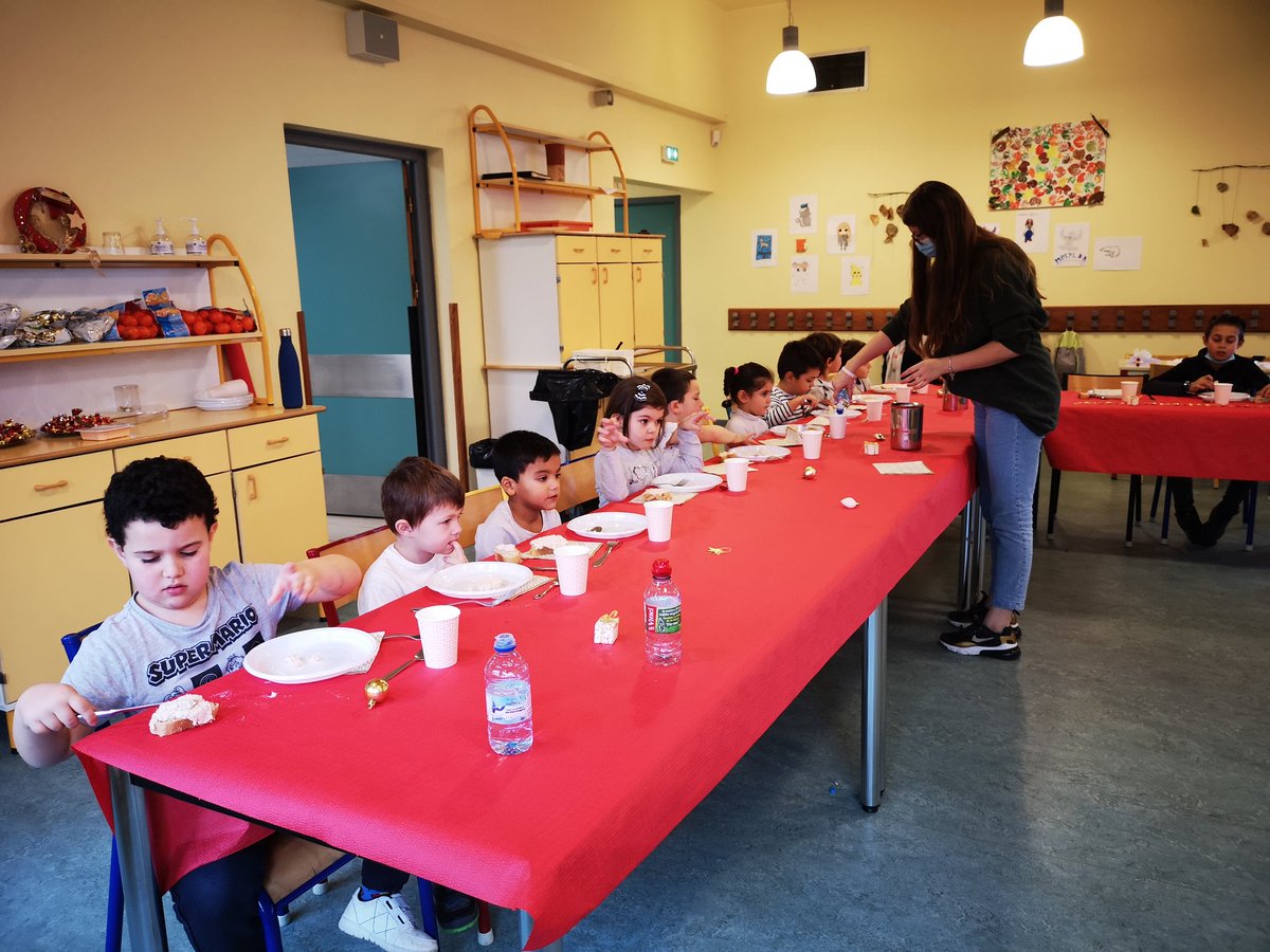 caroline0185's tweet photo. Dernier repas de l'année pour les enfants de l'AL @LeoLagrange de Valserhône, repas de fêtes et décoration de Noël ! https://t.co/tbeGTLLkBL