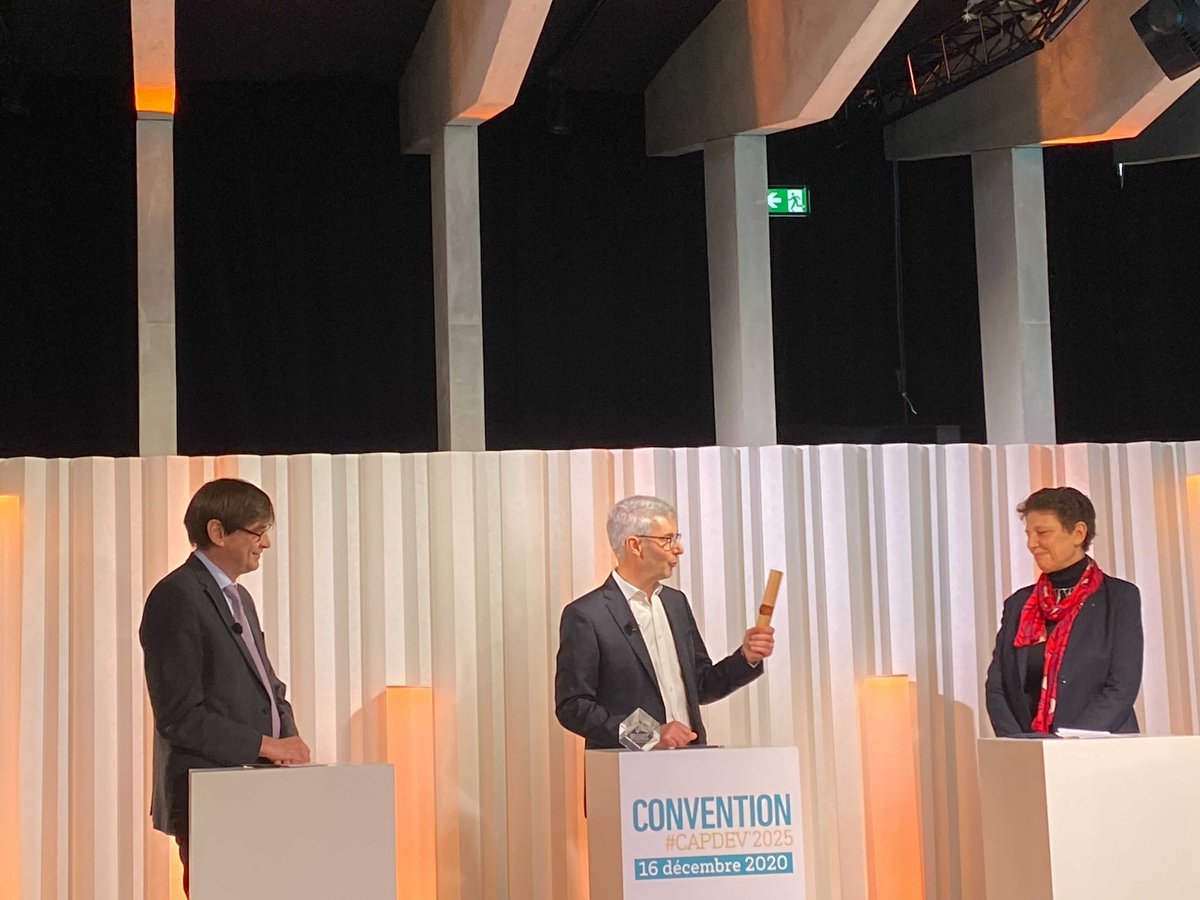ChambagriFrance's tweet photo. [Convention #Capdev2025] ➡️Passage de témoin émouvant entre @regisdubourg  et  @ChmitelinI qui prendra ses fonctions le 4 janvier en tant que directrice générale de #ChambAgri France https://t.co/lfWjwQvwXx
