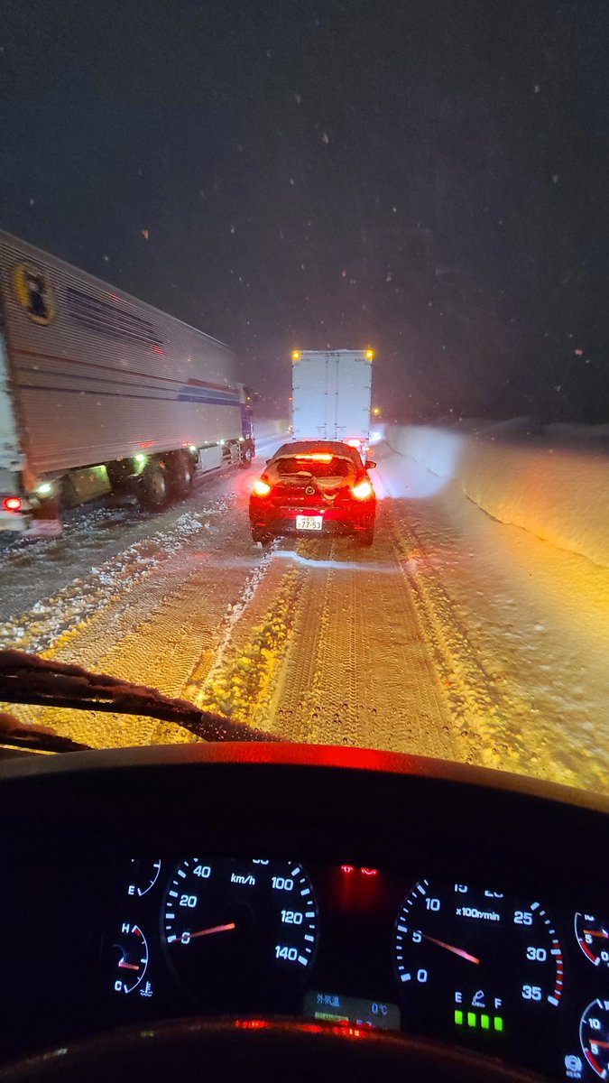 停車して約11時間経ちました 新潟で大雪 立ち往生する車が続出 巻き添えで一晩中渋滞に閉じ込められた人たちの実況まとめ Togetter